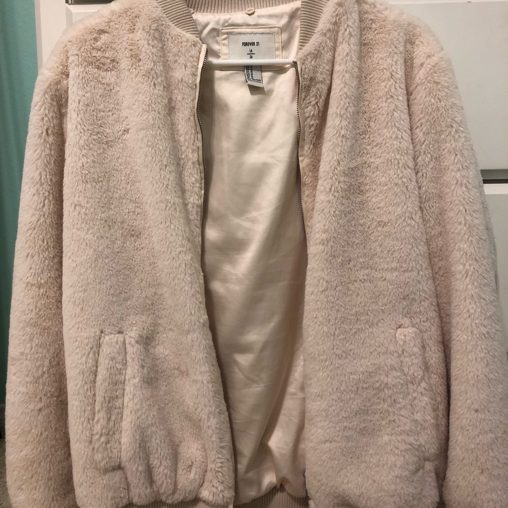 SOLD⛔️⛔️Plush f21 faux fur bomber coat w pockets!